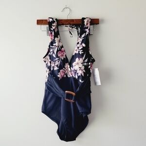 3/$25 🍓 NWT Time Tru. floral back and cream color one piece bathing suit size M